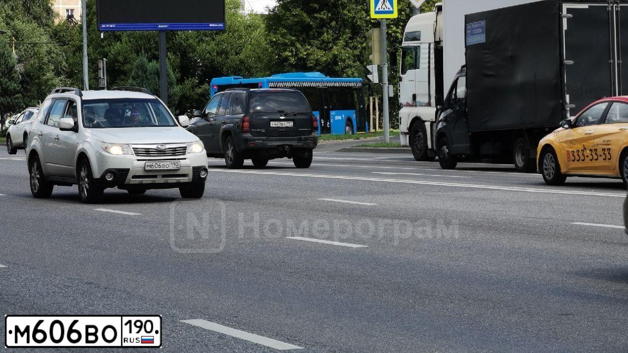 Фото автомобиля SUBARU FORESTER, 2010 — госномер М606ВО190. Цвет: БЕЛЫЙ