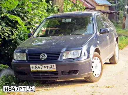 Фото автомобиля VOLKSWAGEN BORA, 2003 — госномер Е654ВУ164. Цвет: синий