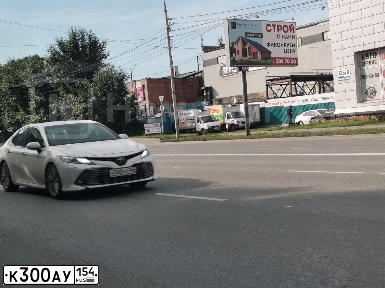 Фото автомобиля TOYOTA CAMRY, 2019 — госномер К300АУ154. Цвет: Белый