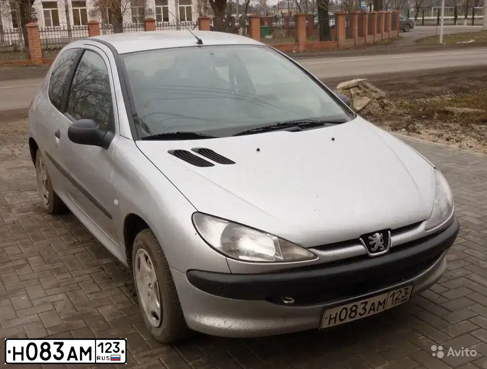 Фото автомобиля PEUGEOT 206, 2000 — госномер Н083АМ123. Цвет: серебристый