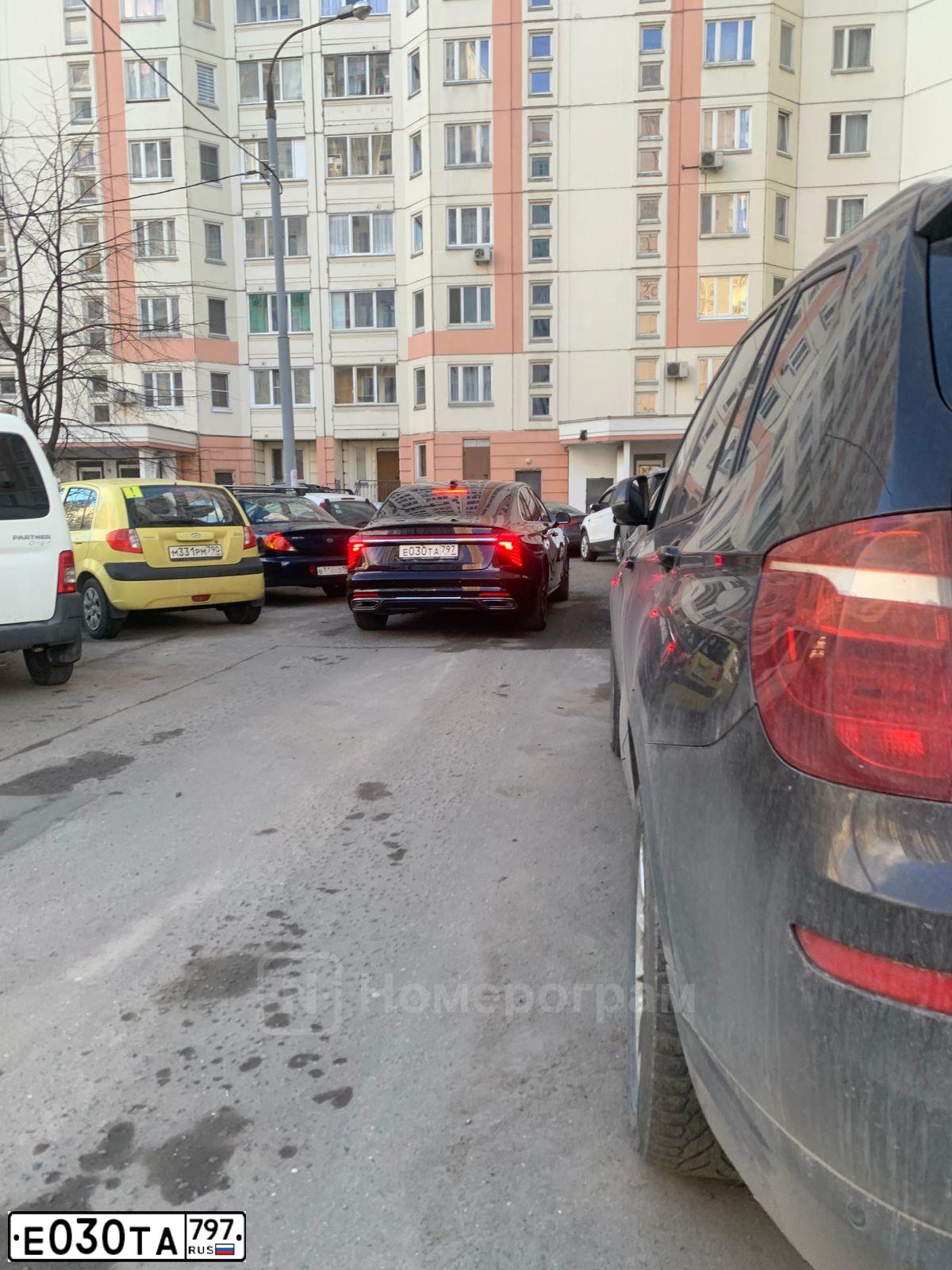 Фото автомобиля HONGQI H5, 2023 — госномер Е030ТА797. Цвет: ЧЕРНЫЙ