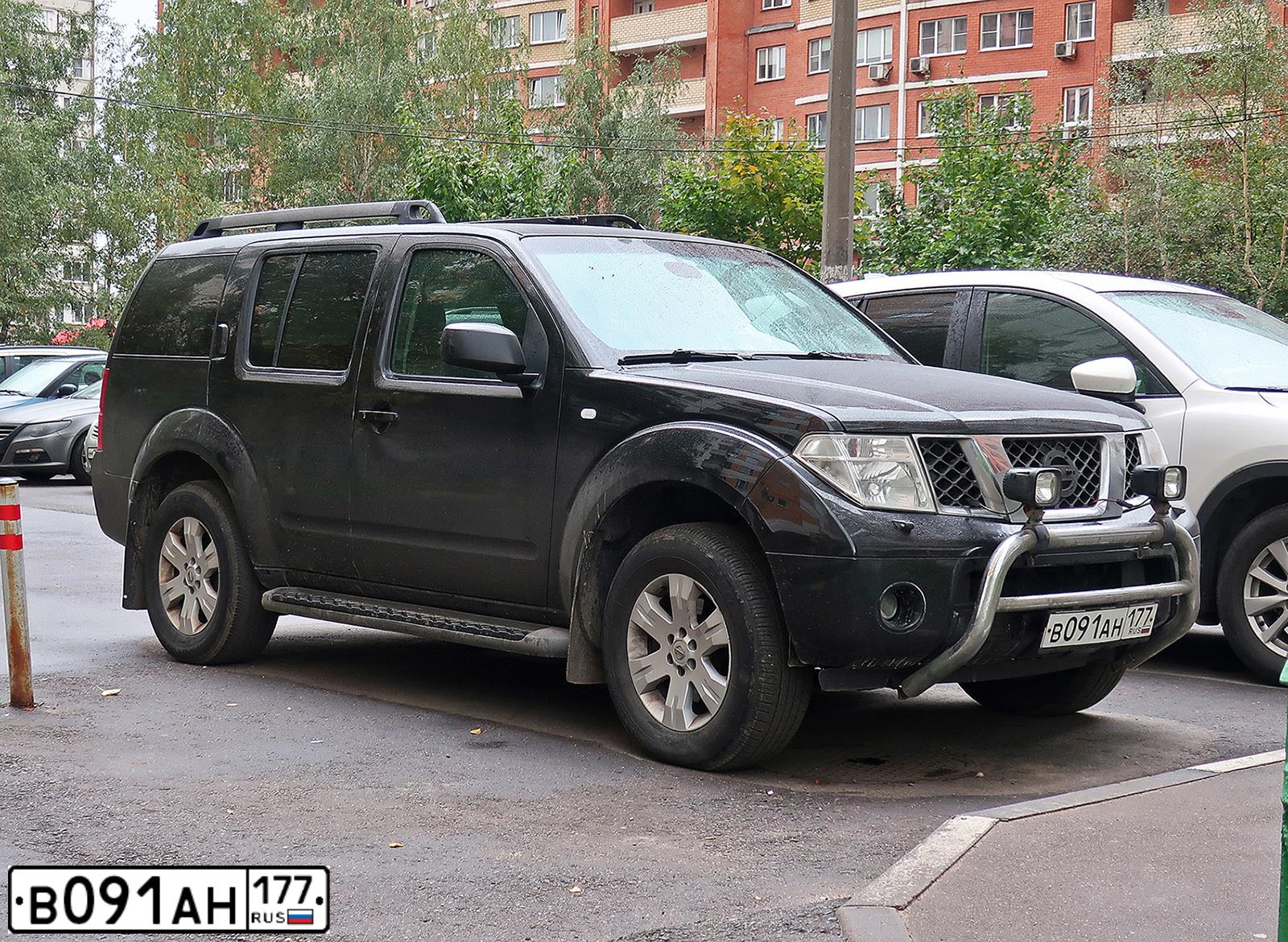 Фото автомобиля NISSAN PATHFINDER, 2005 — госномер В909СМ57. Цвет: ЧЕРНЫЙ