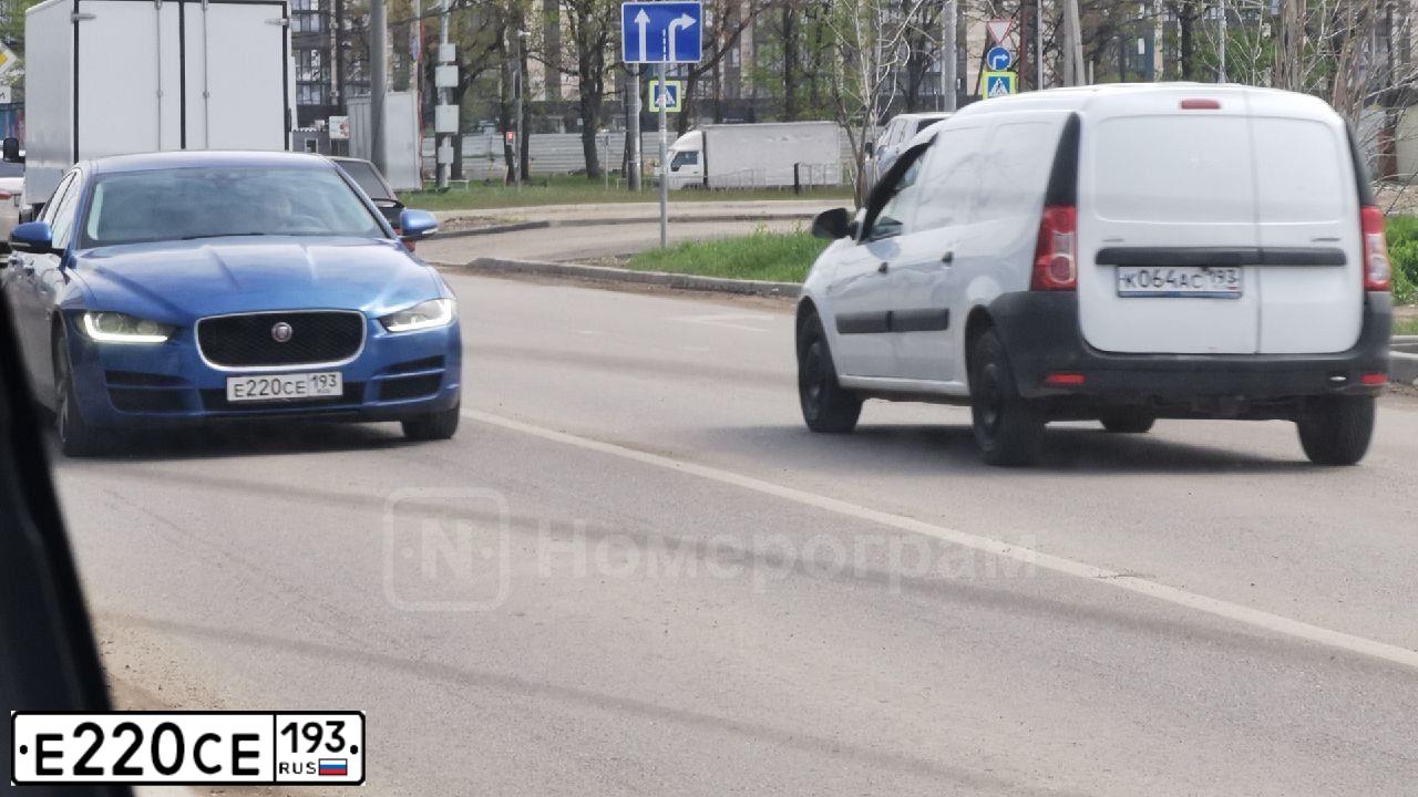 Фото автомобиля JAGUAR XE-SERIE, 2016 — госномер Е220СЕ193. Цвет: Темно-синий