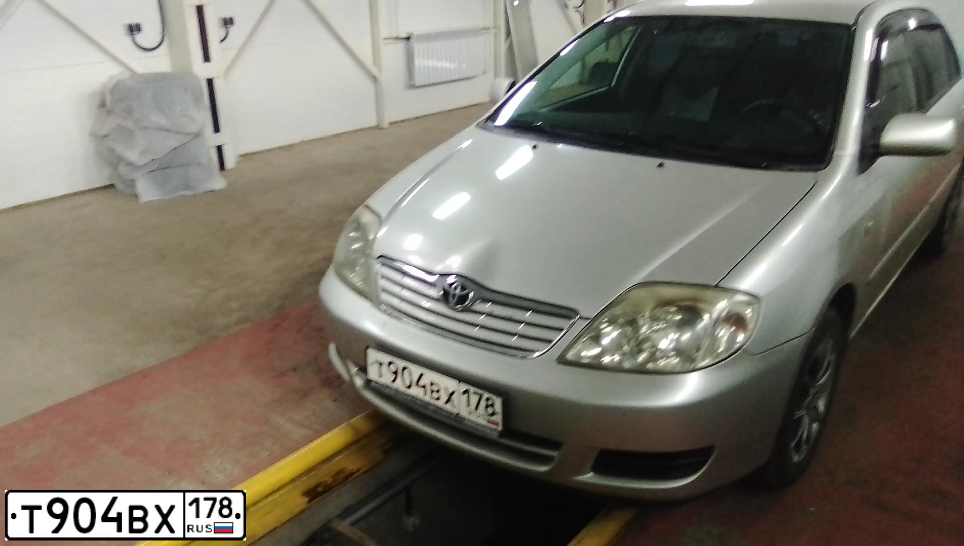 Фото автомобиля TOYOTA COROLLA, 2006 — госномер Т474УЕ98. Цвет: СЕРЕБРИСТЫЙ