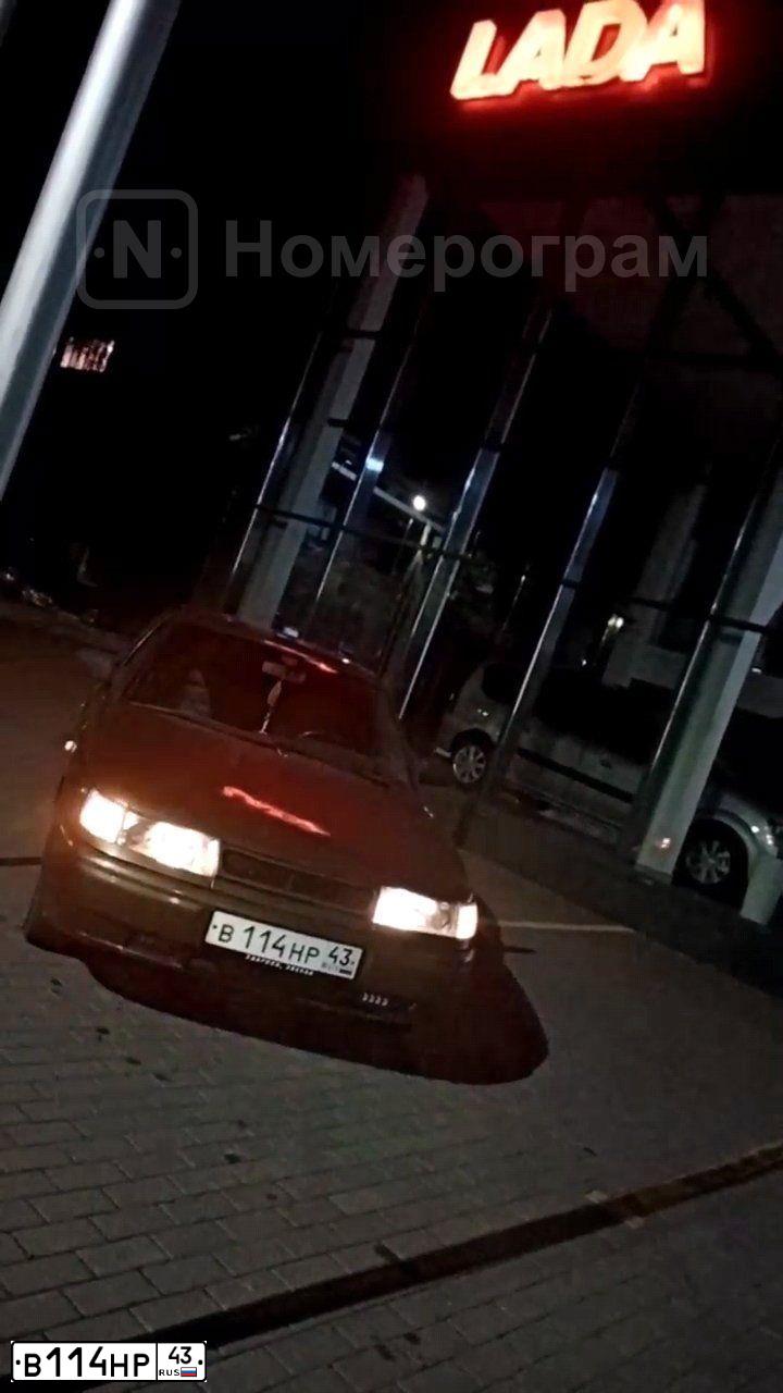 Фото автомобиля LADA 2110, 1998 — госномер В114НР43. Цвет: серебристо-коричнево-зеленый