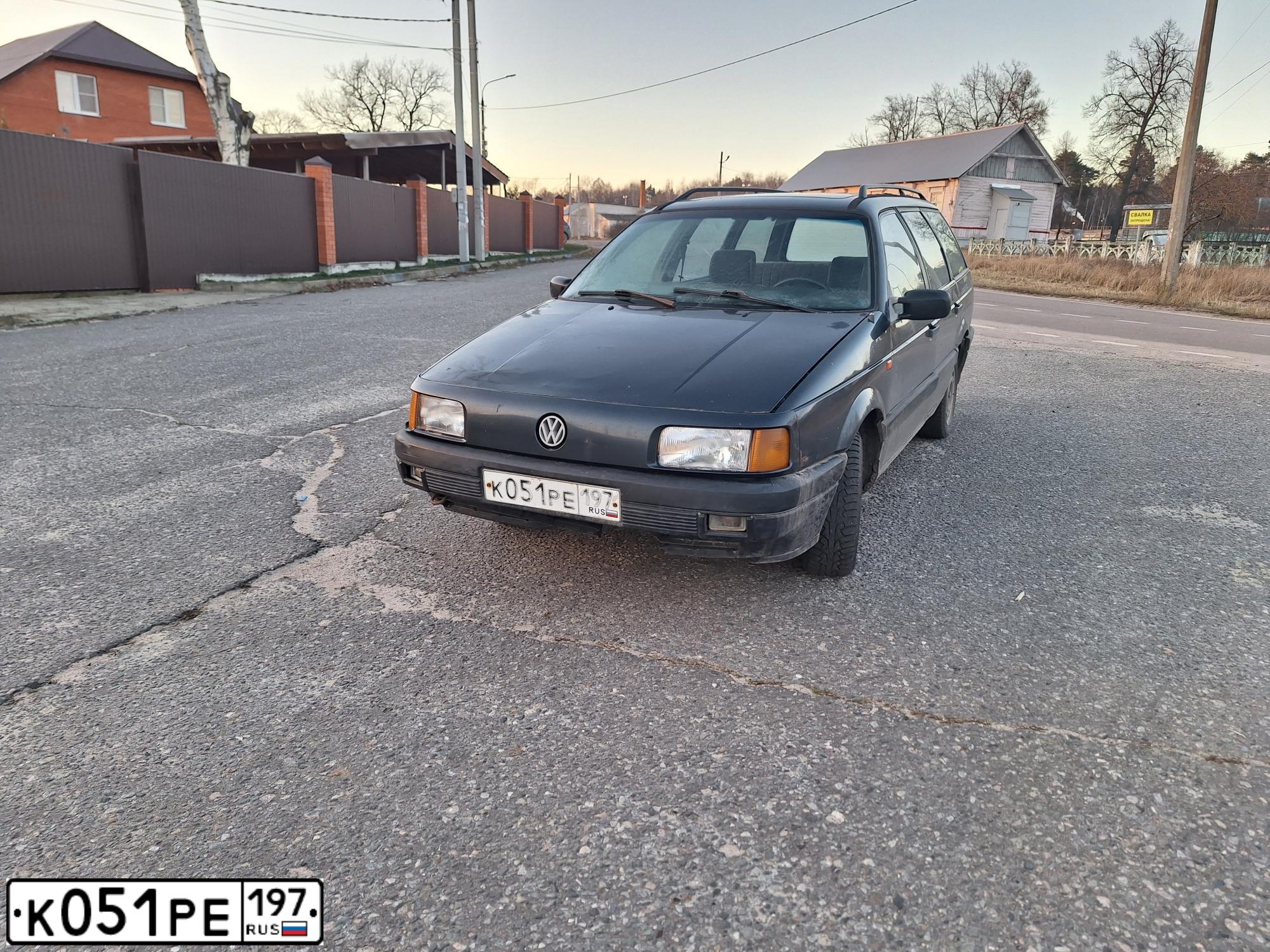 Фото автомобиля VOLKSWAGEN PASSAT, 1993 — госномер К058РЕ197. Цвет: СИНИЙ (ТЕМНО-СИНИЙ)