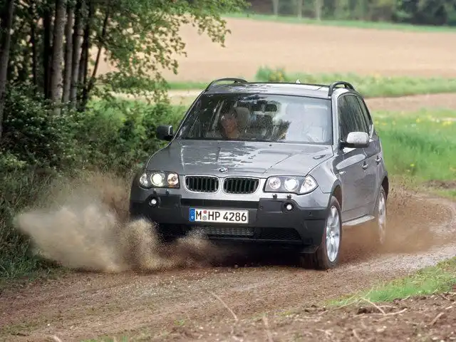 Фото автомобиля BMW X3, 2004 — госномер М923ОО799. Цвет: Оранжевый