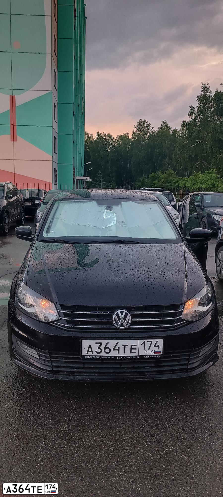 Фото автомобиля VOLKSWAGEN POLO, 2015 — госномер У003ВМ774. Цвет: ЧЕРНЫЙ