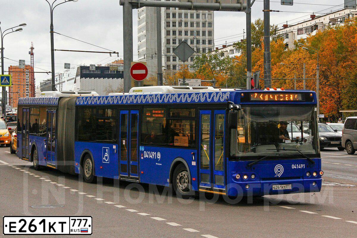Фото автомобиля LIAZ 6213, 2014 — госномер Е261КТ777. Цвет: синий