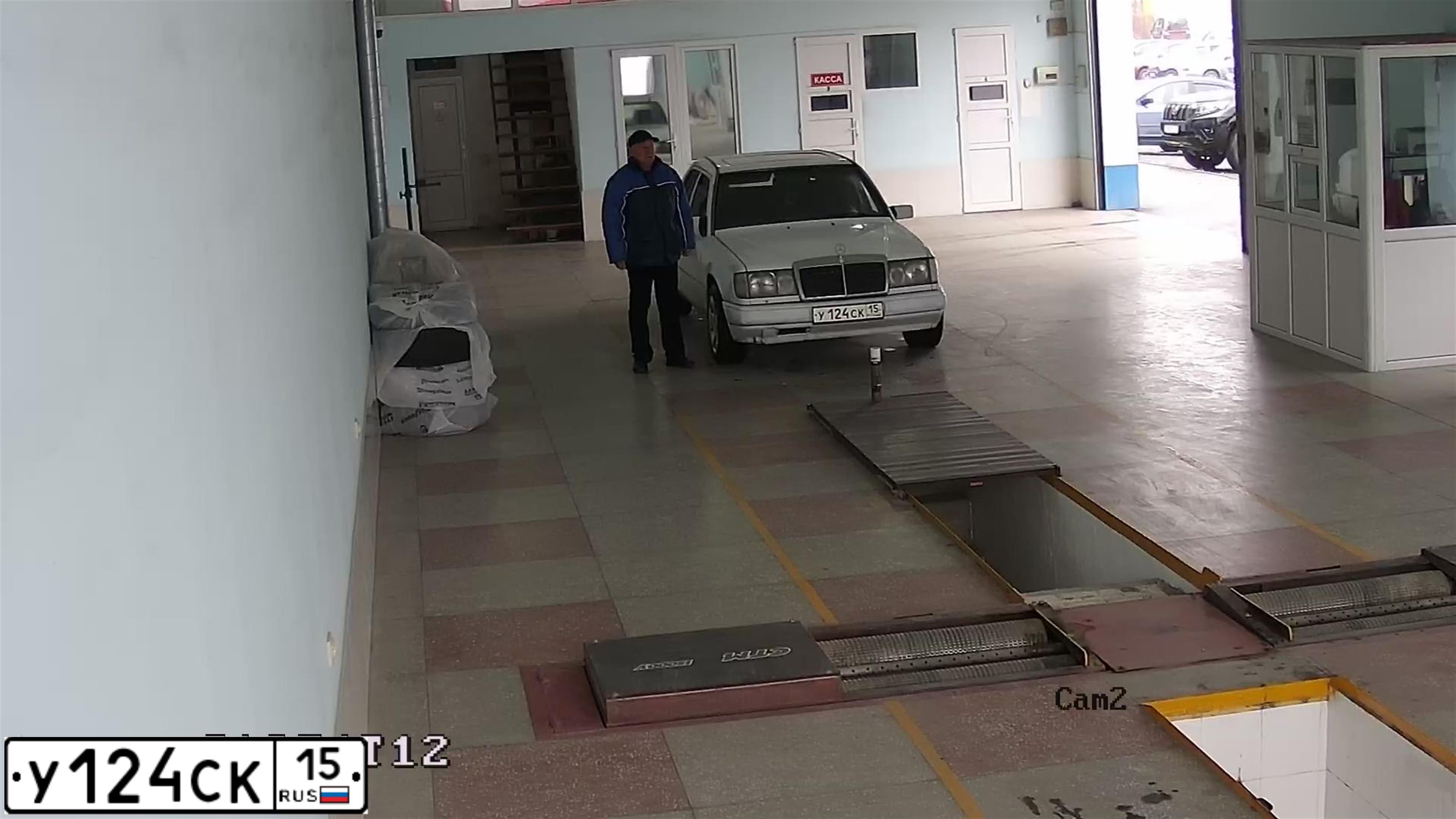 Фото автомобиля MERCEDES E-KLASSE, 1991 — госномер Н762ТМ15. Цвет: Белый