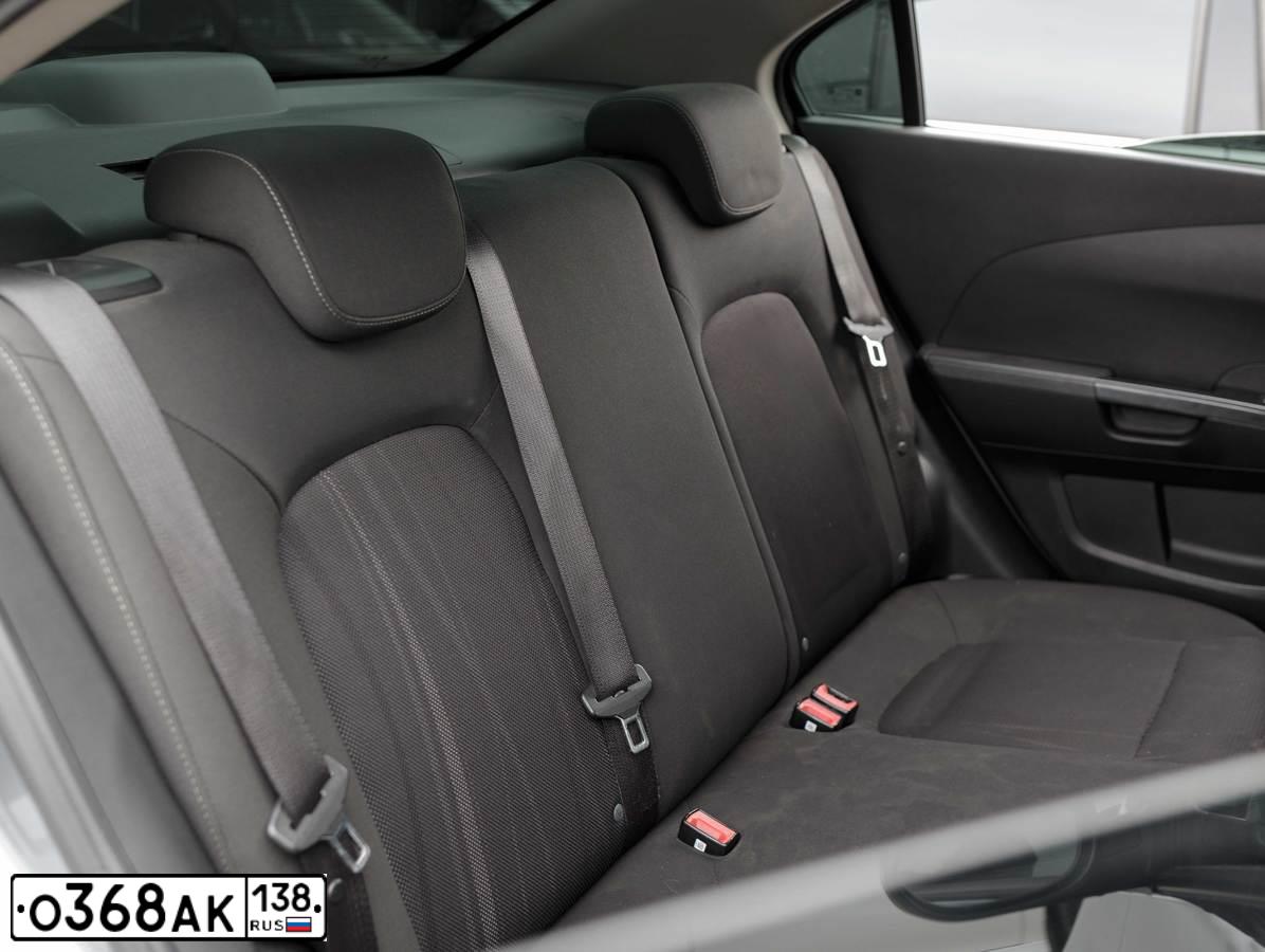 Фото автомобиля CHEVROLET AVEO, 2013 — госномер О368АК138. Цвет: СЕРЫЙ МЕТАЛЛИК