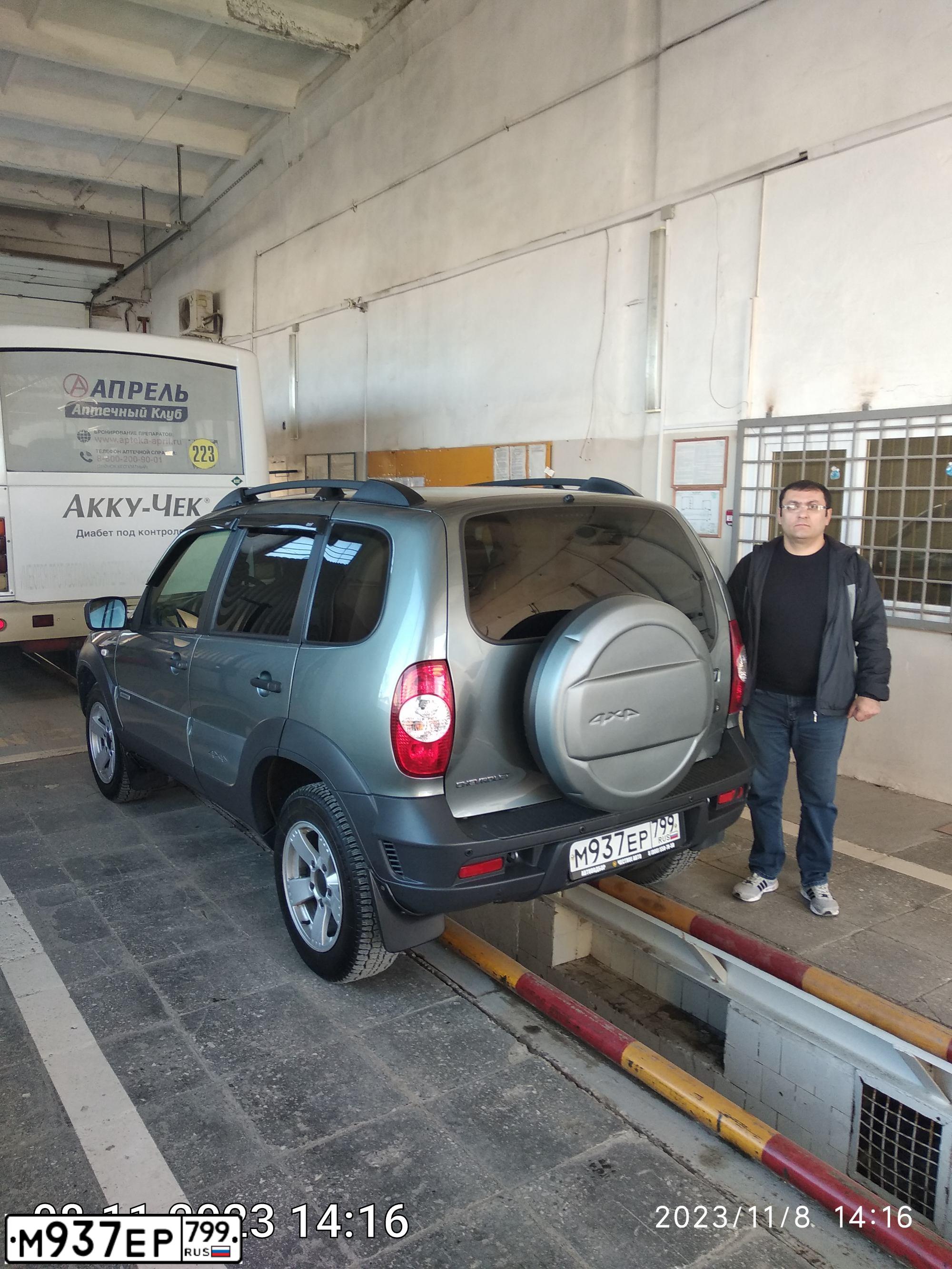 Фото автомобиля CHEVROLET NIVA, 2018 — госномер В020КХ186. Цвет: Темно-серый металлик