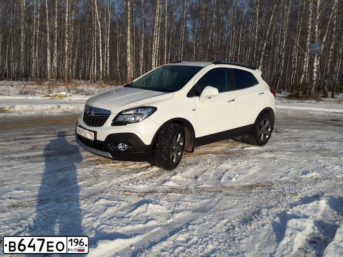 Фото автомобиля OPEL MOKKA, 2014 — госномер В647ЕО196. Цвет: Белый
