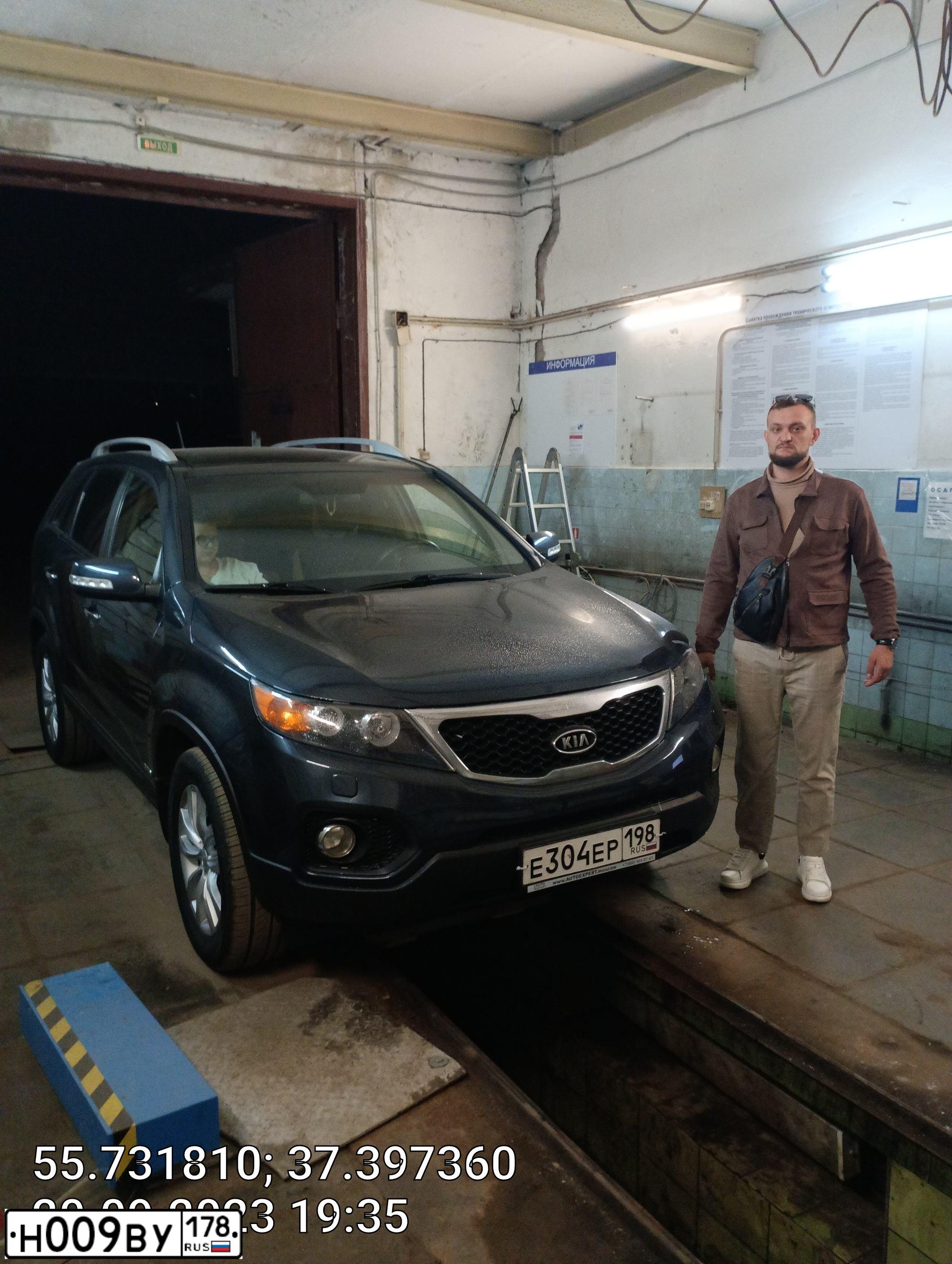 Фото автомобиля KIA SORENTO, 2012 — госномер В551МЕ790. Цвет: синий
