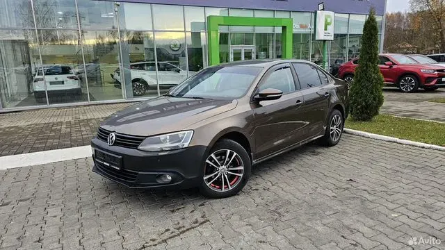 Фото автомобиля VOLKSWAGEN JETTA, 2012 — госномер Е330НТ67. Цвет: Коричневый