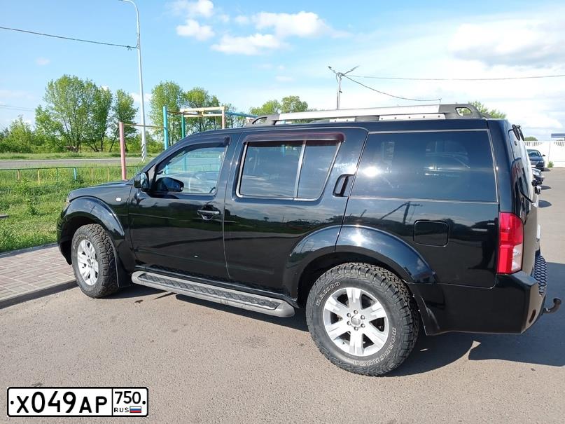 Фото автомобиля NISSAN PATHFINDER, 2005 — госномер Н623АУ57. Цвет: ЧЕРНЫЙ