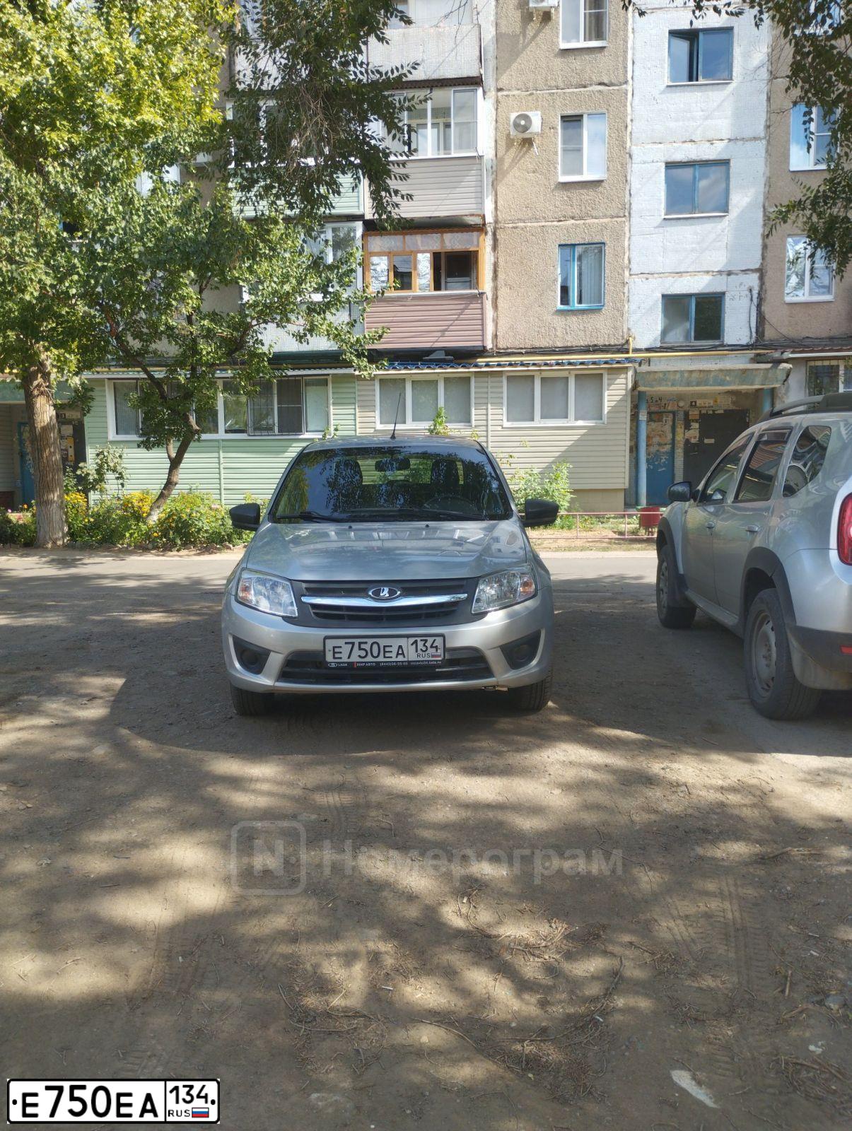 Фото автомобиля LADA 2190 GRANTA, 2017 — госномер Е705ЕА134. Цвет: Серебристый