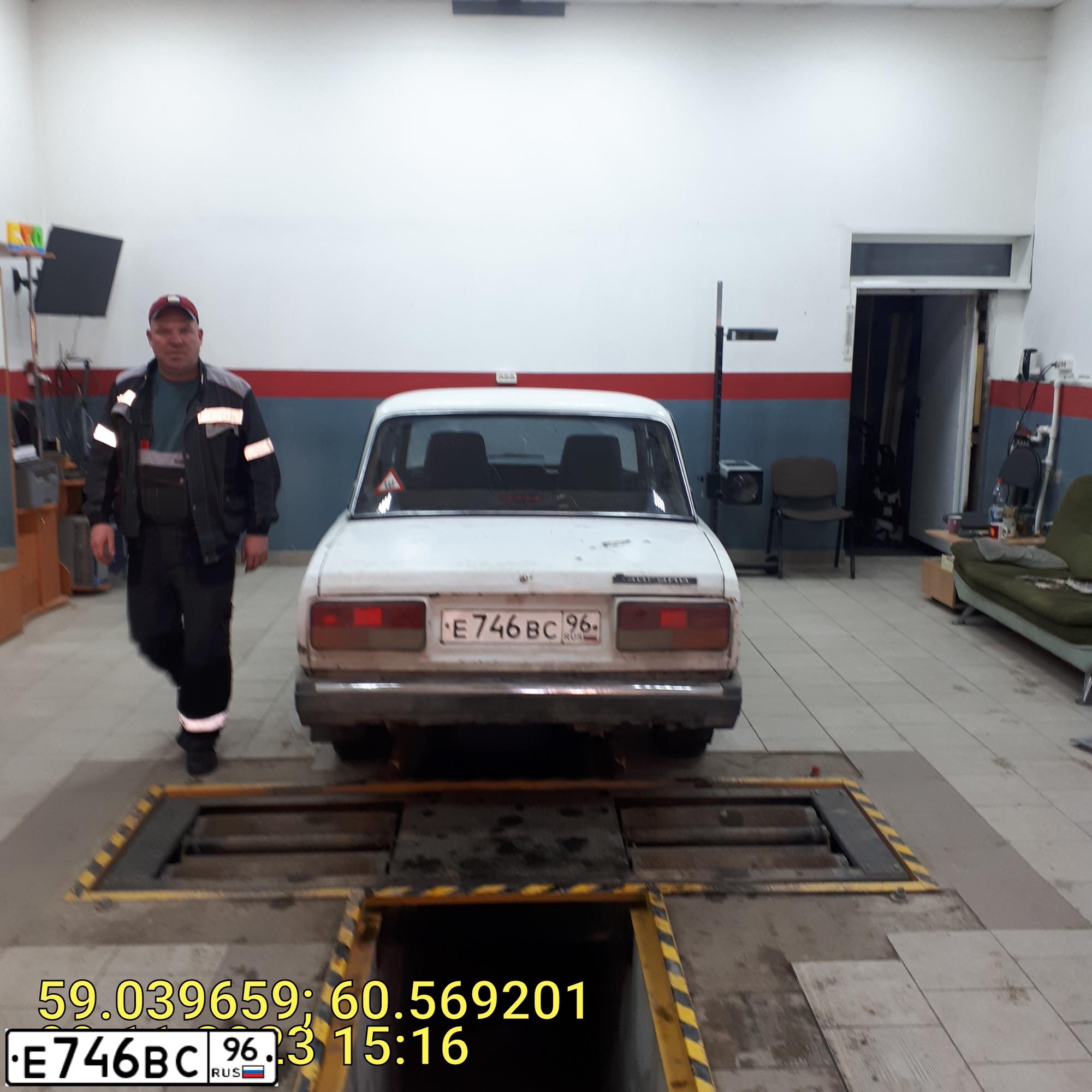 Фото автомобиля LADA 2107, 2004 — госномер С265ОЕ196. Цвет: БЕЛЫЙ