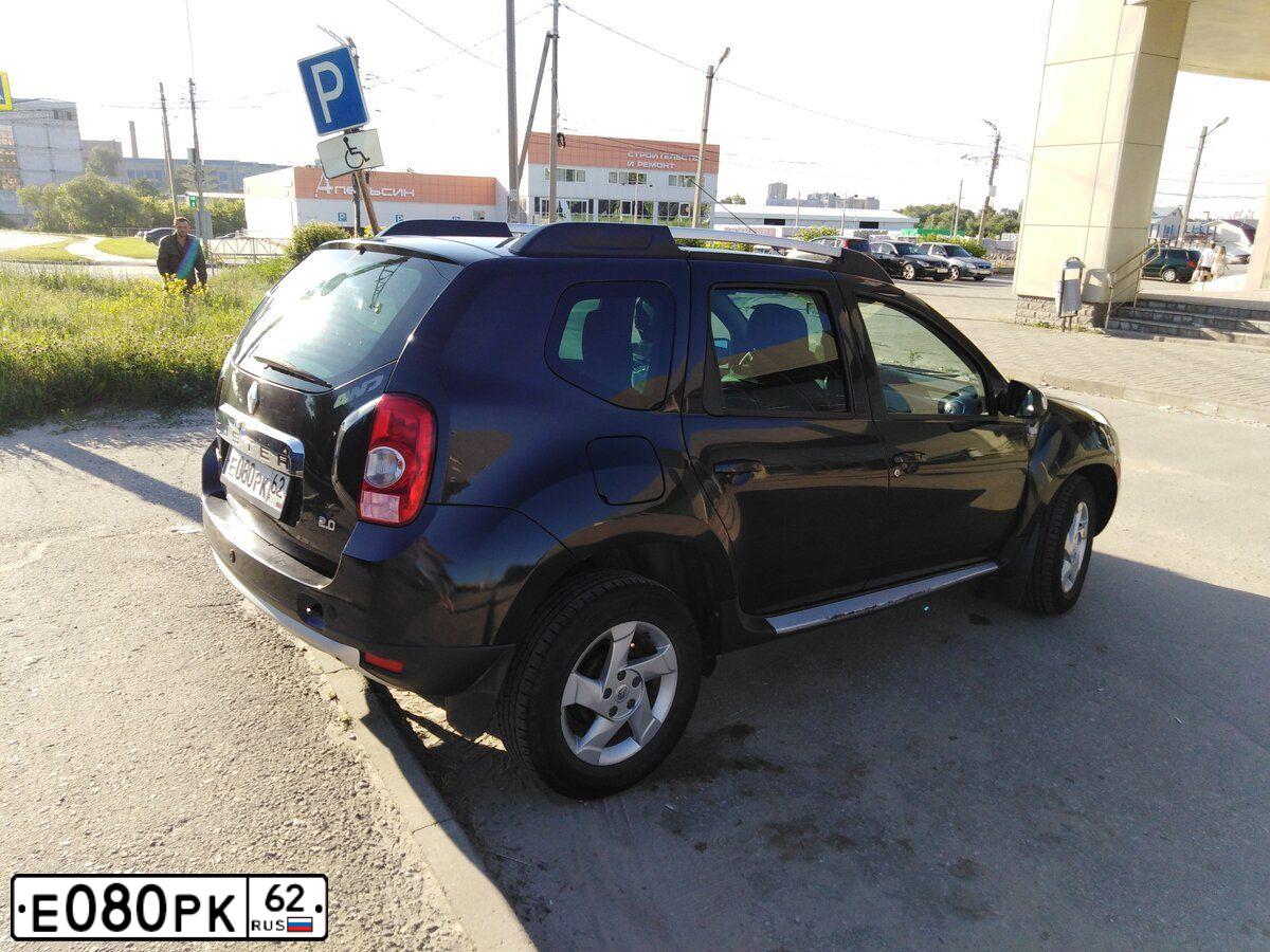 Фото автомобиля RENAULT DUSTER, 2012 — госномер Е080РК62. Цвет: ЧЕРНЫЙ