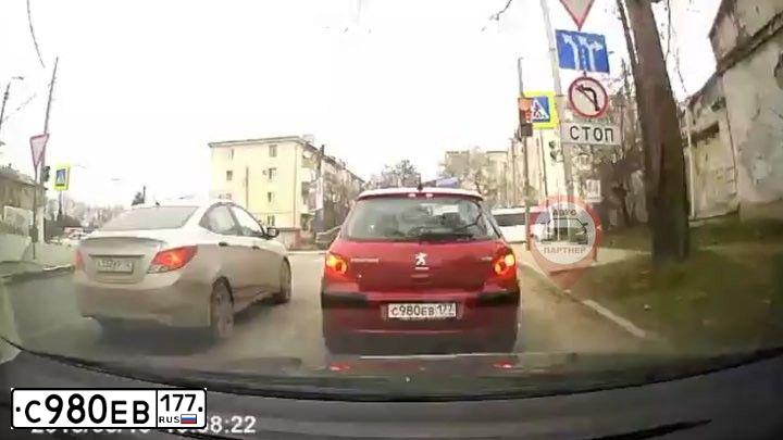 Фото автомобиля PEUGEOT 307, 2005 — госномер А805ТН92. Цвет: Красный