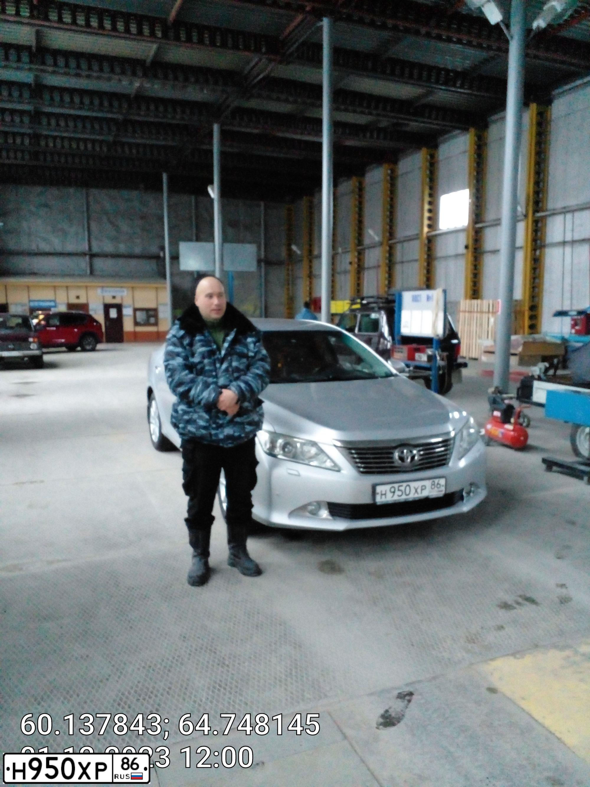 Фото автомобиля TOYOTA CAMRY, 2012 — госномер Н950ХР86. Цвет: СЕРЕБРИСТЫЙ МЕТАЛЛИК