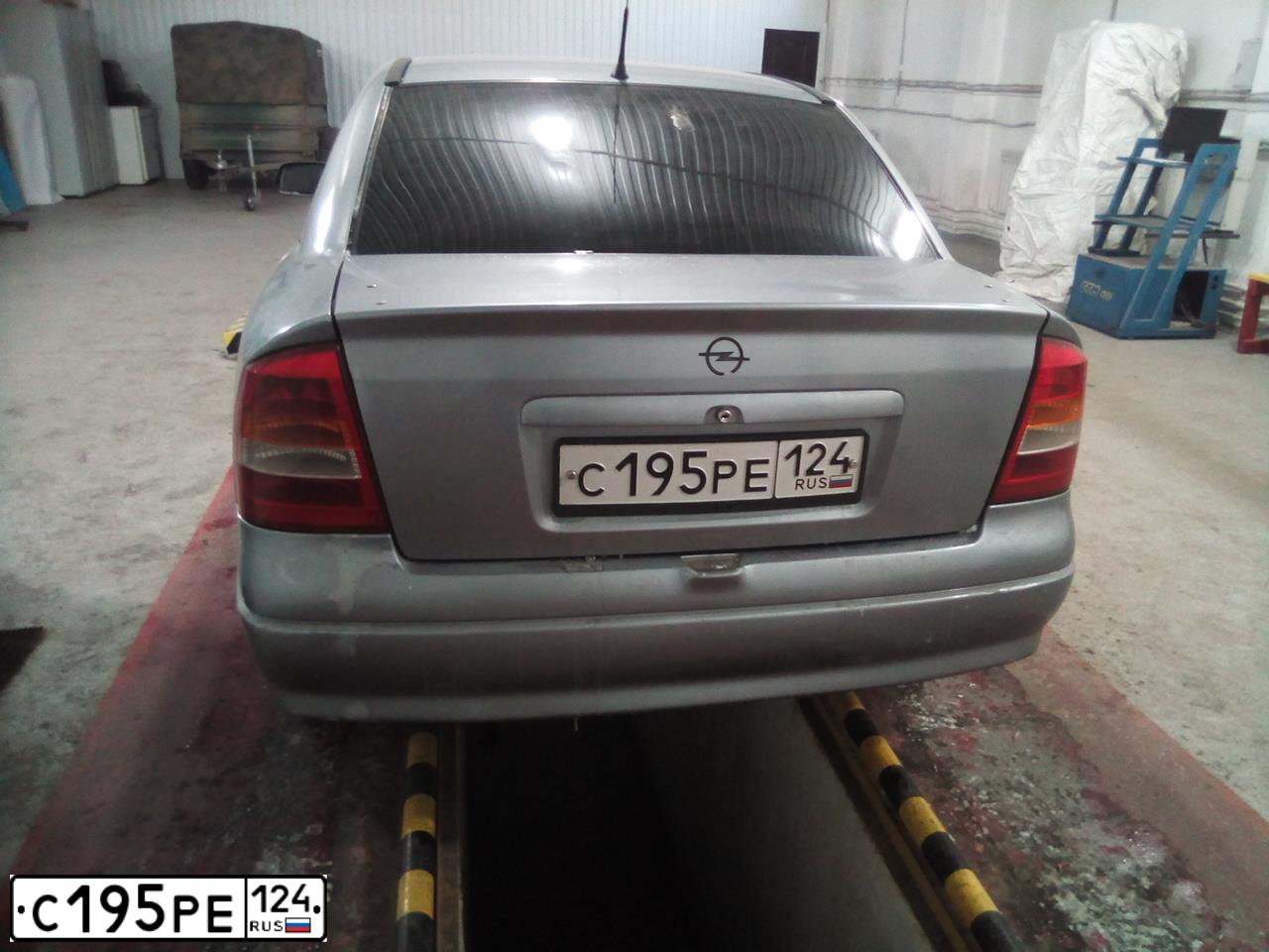 Фото автомобиля OPEL ASTRA, 2004 — госномер С195РЕ124. Цвет: СЕРЫЙ