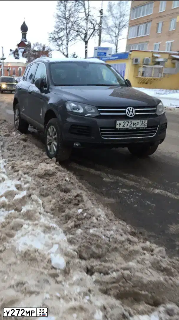 Фото автомобиля VOLKSWAGEN TOUAREG, 2012 — госномер У272МР33. Цвет: ЧЕРНО-СЕРЫЙ