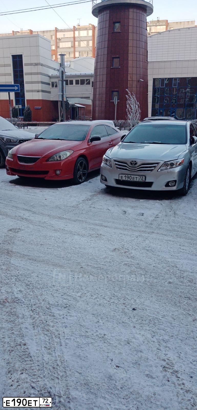 Фото автомобиля TOYOTA CAMRY, 2010 — госномер Е190ЕТ72. Цвет: СЕРЕБРИСТЫЙ