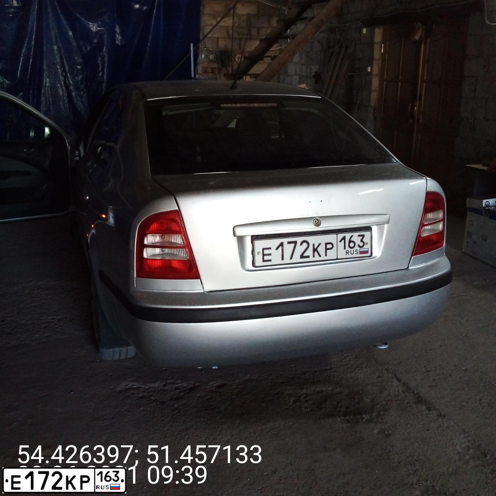 Фото автомобиля SKODA OCTAVIA, 2002 — госномер Е172КР163. Цвет: серебристый