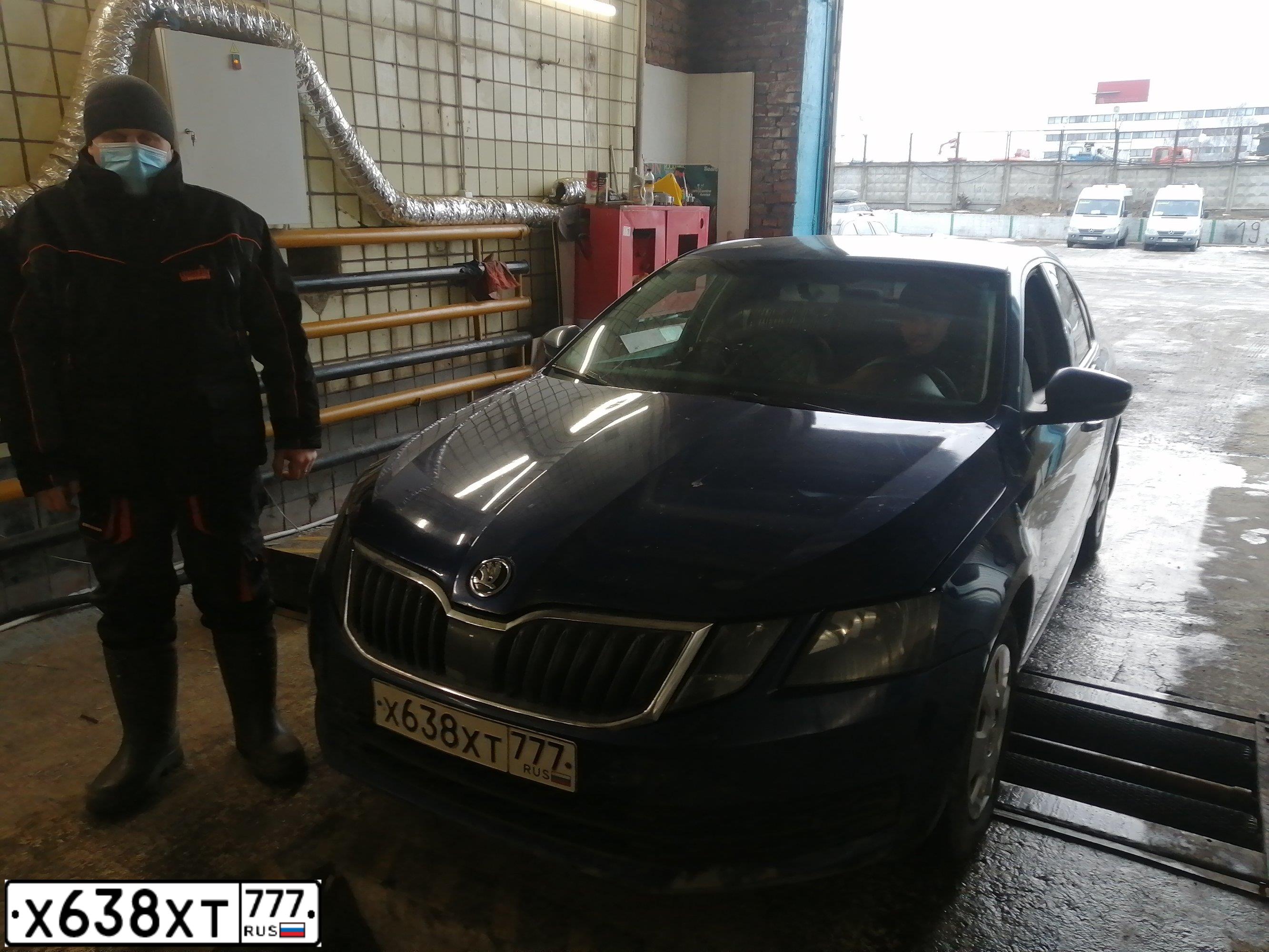 Фото автомобиля SKODA OCTAVIA, 2017 — госномер Х638ХТ777. Цвет: ТЕМНО СИНИЙ