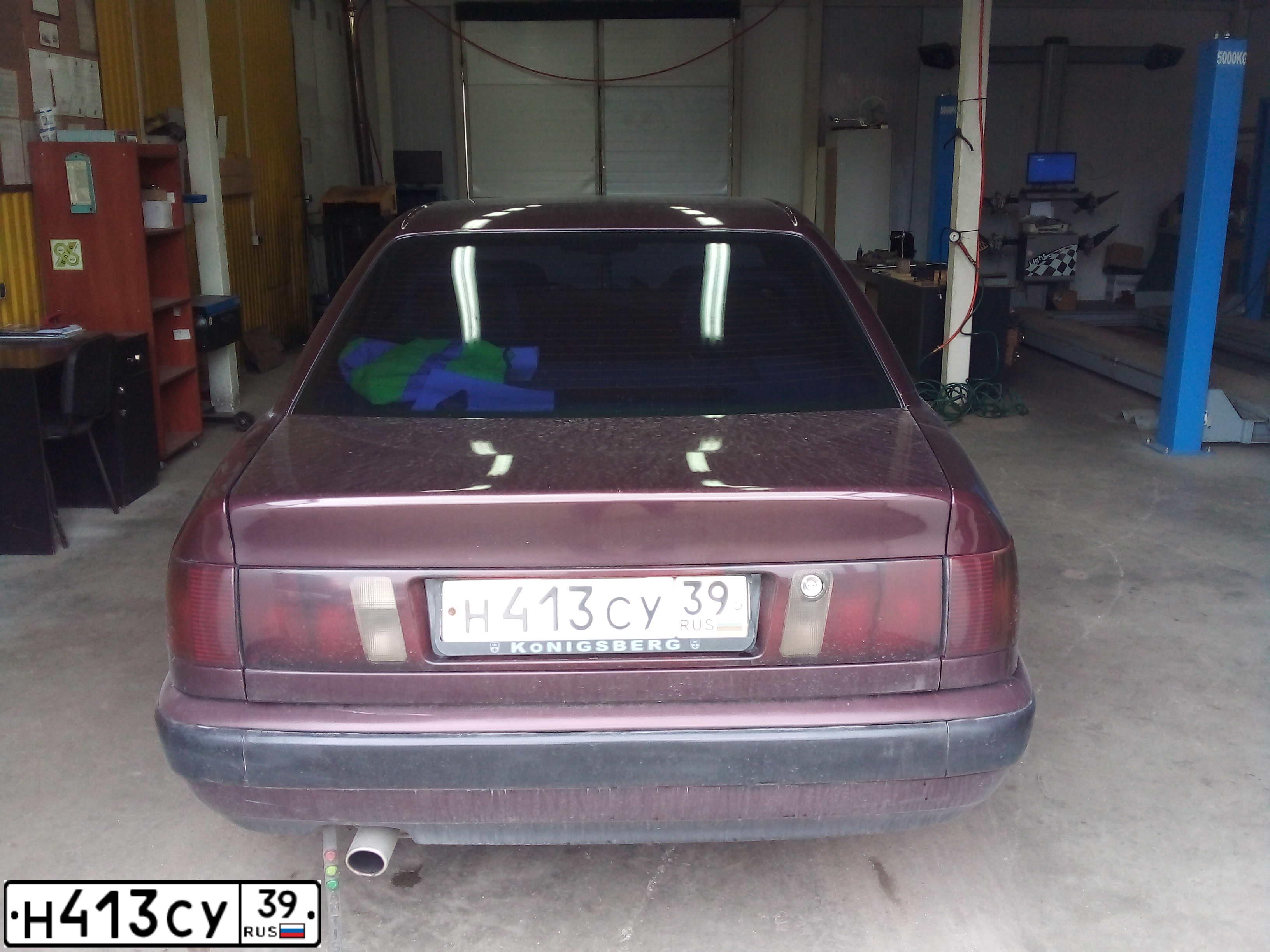Фото автомобиля AUDI 100, 1991 — госномер Н413СУ39. Цвет: БОРДОВЫЙ