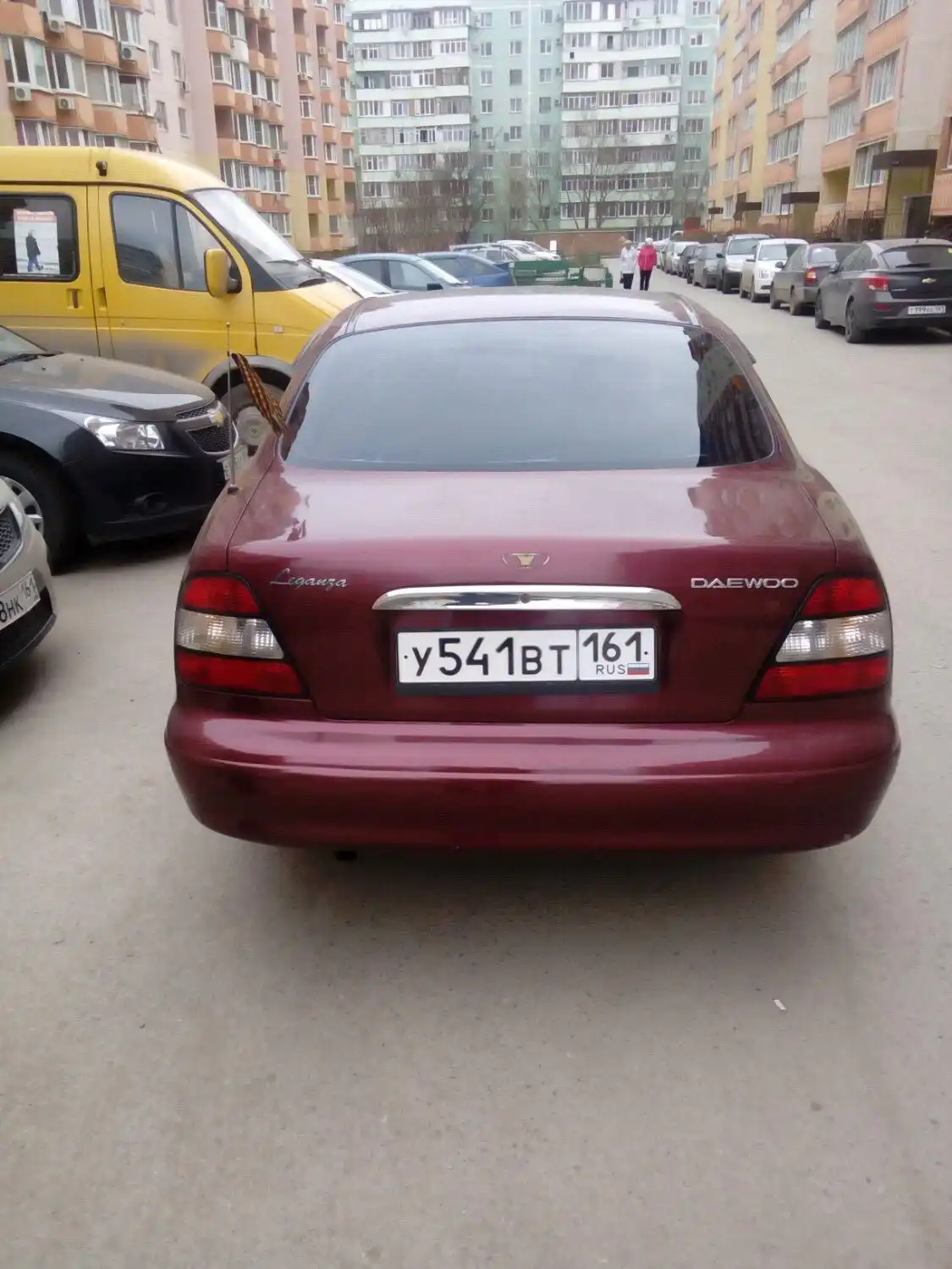 Фото автомобиля DAEWOO LEGANZA, 1998 — госномер В687РУ89. Цвет: Гранат (красный)