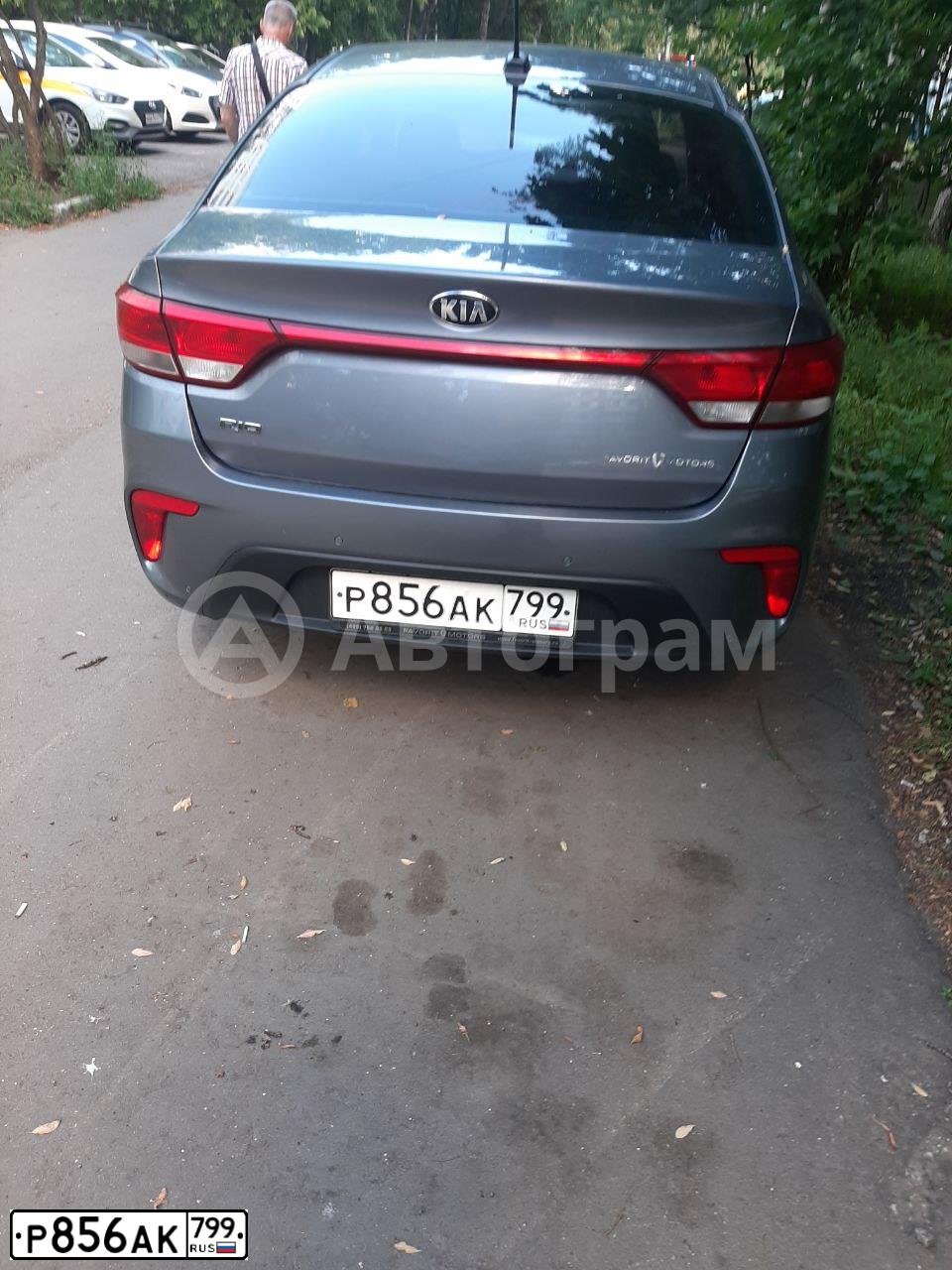 Фото автомобиля KIA RIO, 2017 — госномер Р856АК799. Цвет: Серый