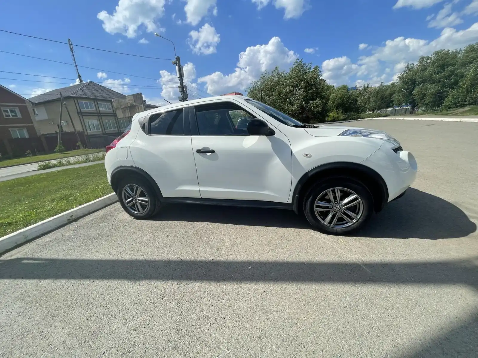 Фото автомобиля NISSAN JUKE, 2014 — госномер С773СХ174. Цвет: Белый