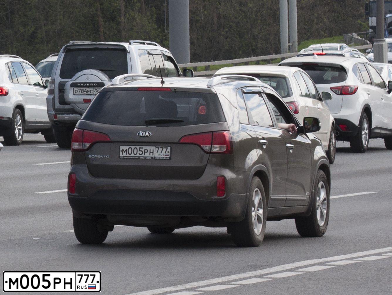 Фото автомобиля KIA SORENTO, 2015 — госномер М005РН777. Цвет: БЕЖЕВЫЙ