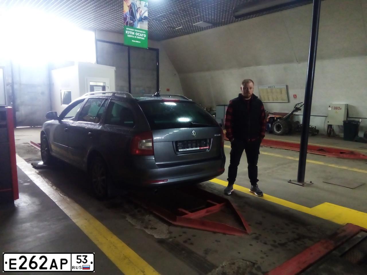 Фото автомобиля SKODA OCTAVIA, 2010 — госномер А558ОЕ142. Цвет: СЕРЫЙ МЕТАЛЛИК