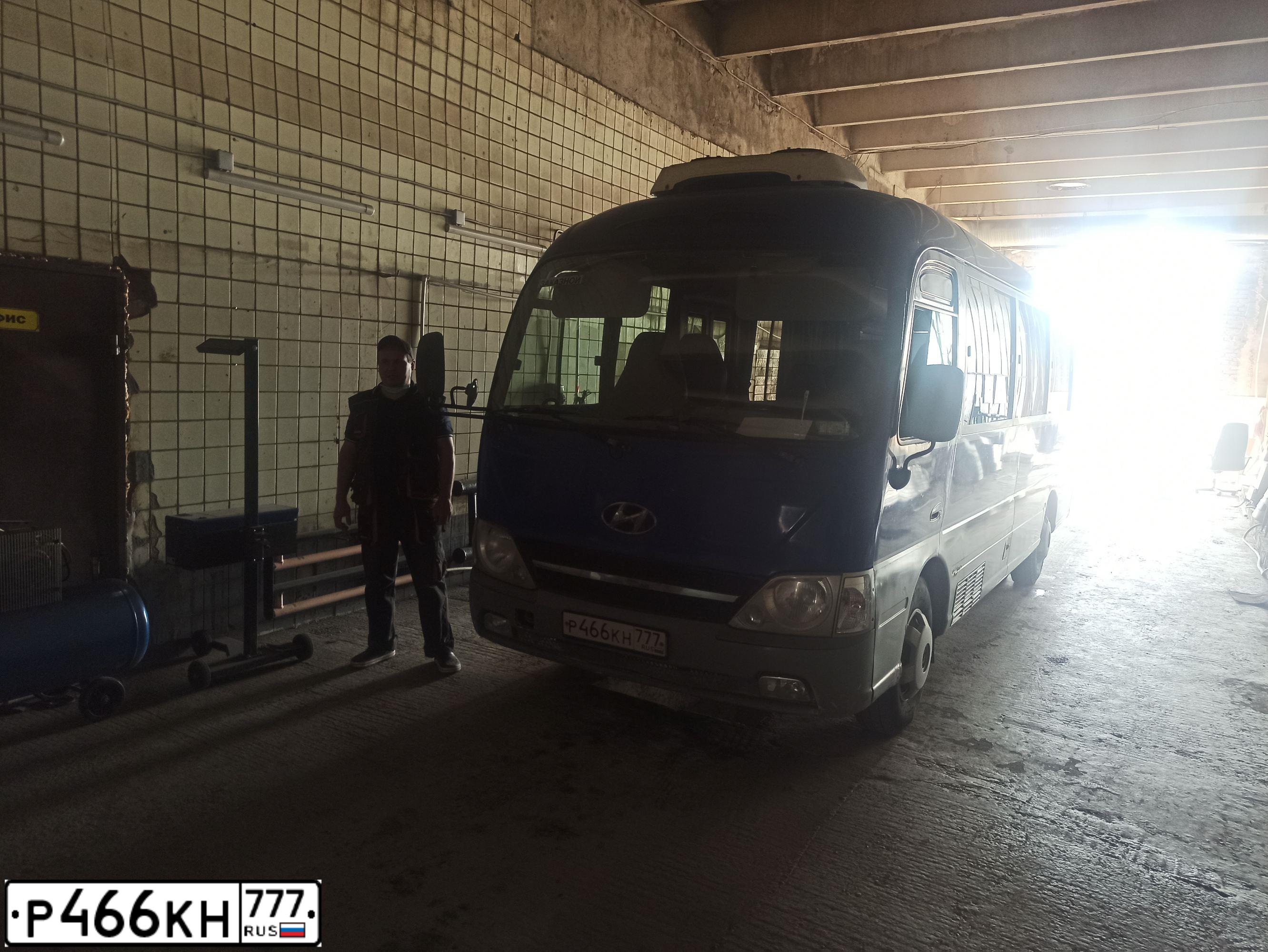 Фото автомобиля HYUNDAI COUNTY, 2010 — госномер Р466КН777. Цвет: СИНИЙ