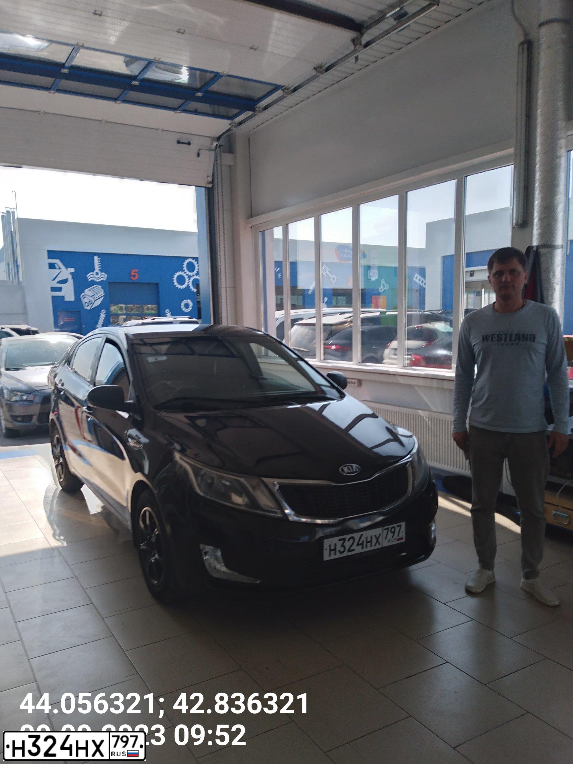 Фото автомобиля KIA RIO, 2014 — госномер Н606ТЕ26. Цвет: ЧЕРНЫЙ