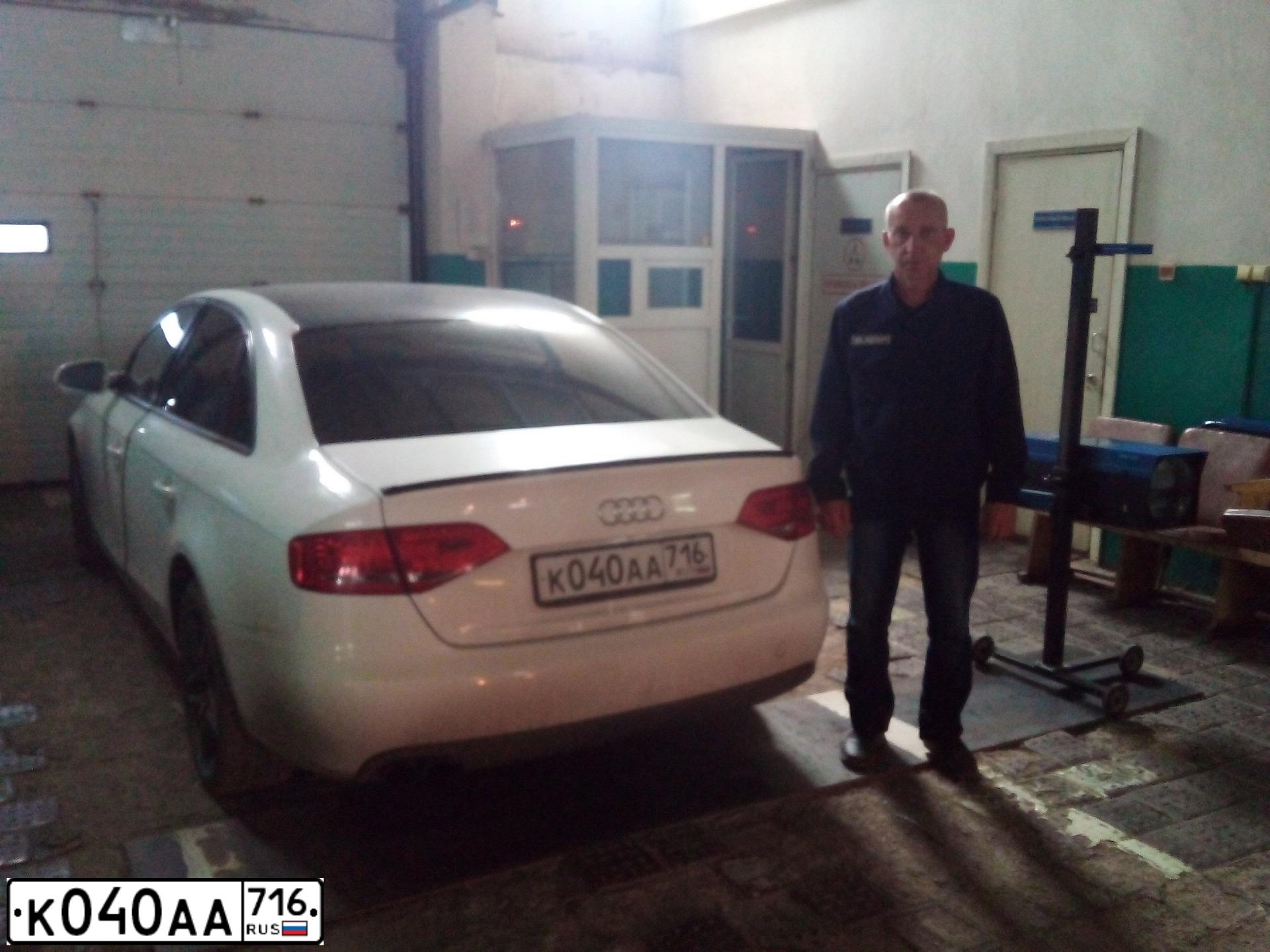 Фото автомобиля AUDI A4, 2011 — госномер К040АА716. Цвет: Белый