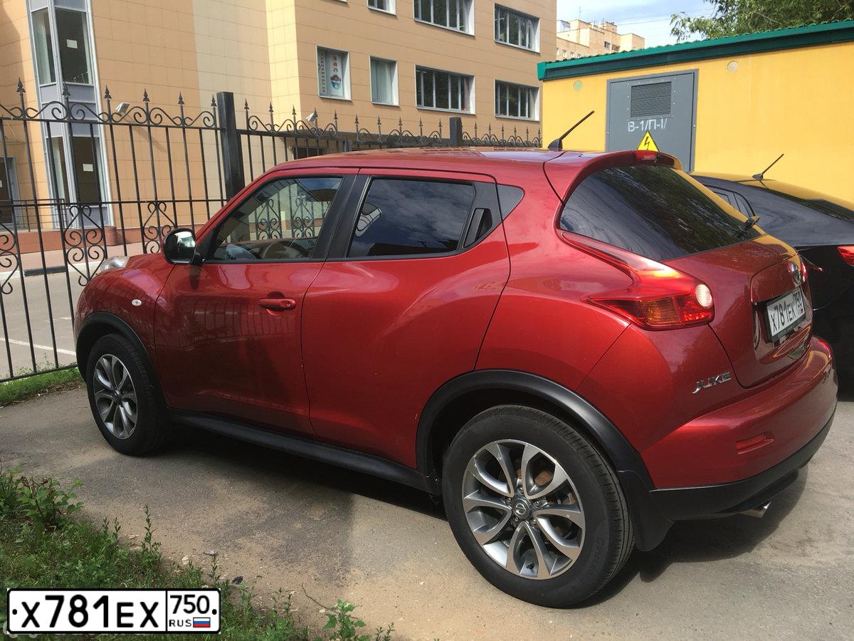 Фото автомобиля RENAULT SANDERO, 2013 — госномер Р545УР198. Цвет: Белый