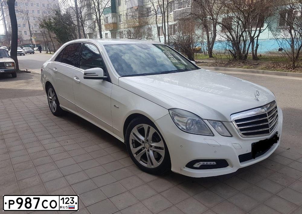 Фото автомобиля MERCEDES E-KLASSE, 2009 — госномер С111ЕР123. Цвет: Белый