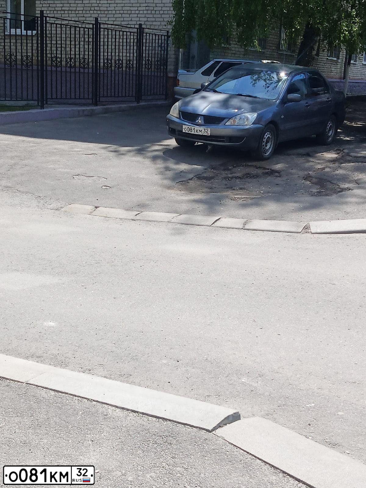 Фото автомобиля MITSUBISHI LANCER, 2006 — госномер О081КМ32. Цвет: Серый