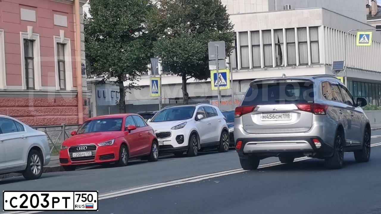 Фото автомобиля HYUNDAI GRAND STAREX, 2017 — госномер Р271АО77. Цвет: БЕЛЫЙ СЕРЫЙ