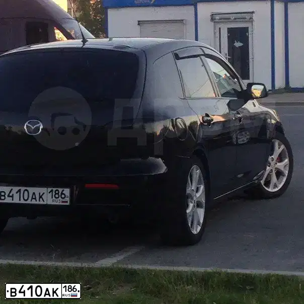 Фото автомобиля MAZDA 3, 2005 — госномер В410АК186. Цвет: ЧЕРНЫЙ