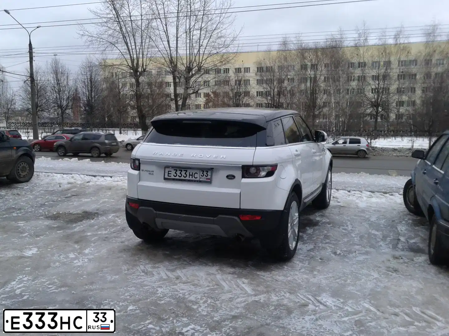 Фото автомобиля LANDROVER RANGE ROVER EVOQUE, 2012 — госномер Е333УС33. Цвет: ЯРКО-БЕЛЫЙ