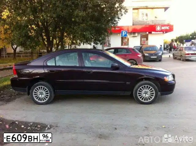 Фото автомобиля VOLVO S60, 2006 — госномер Е609ВН96. Цвет: ТЕМНО-КРАСНЫЙ