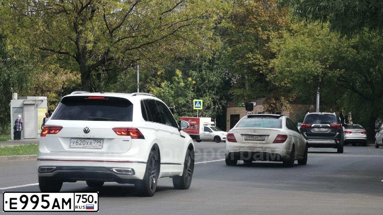 Фото автомобиля MERCEDES C-KLASSE, 2014 — госномер Е995АМ750. Цвет: Белый