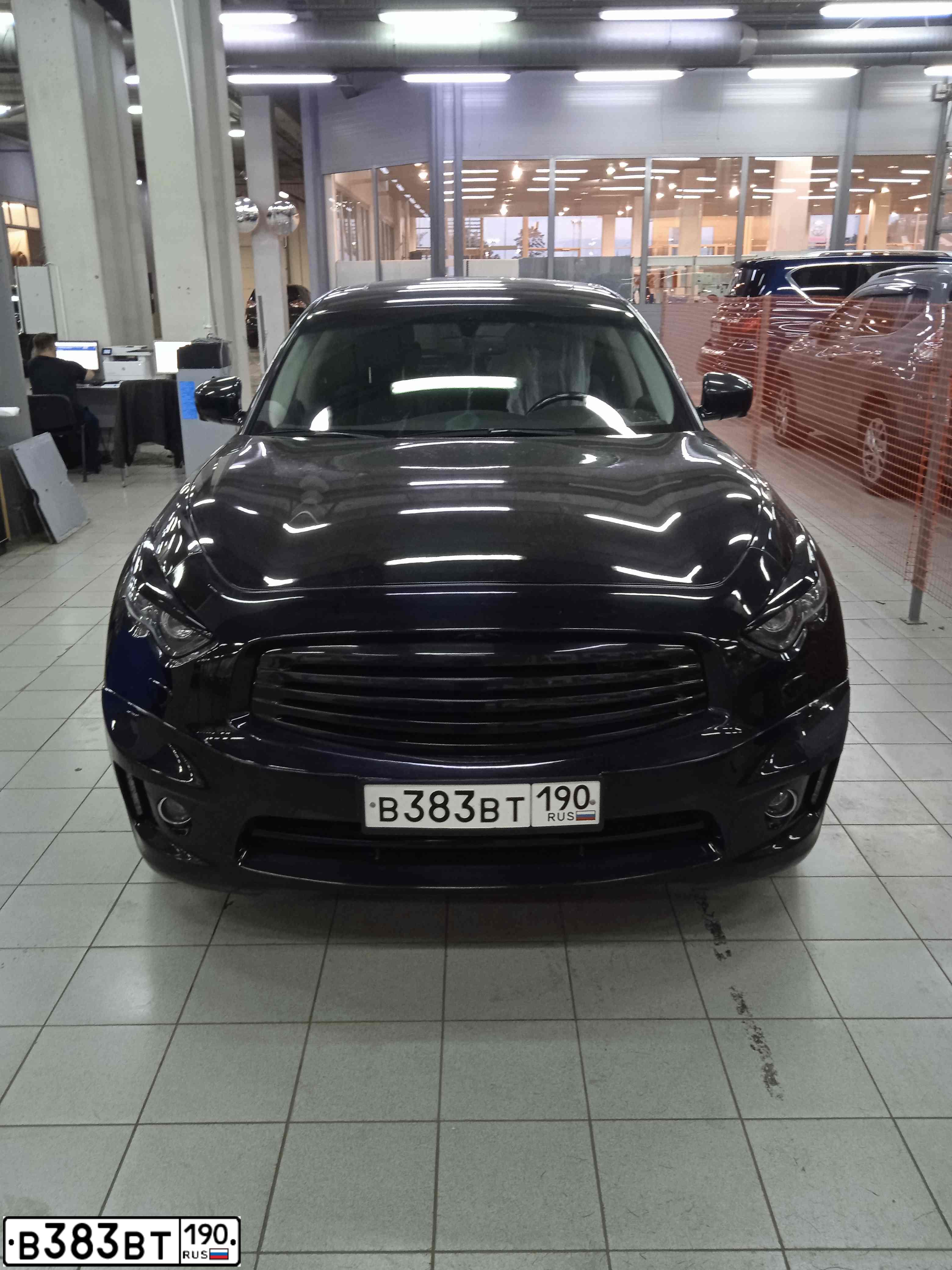 Фото автомобиля INFINITI QX70 /FX/, 2010 — госномер В383ВТ190. Цвет: ЧЕРНЫЙ