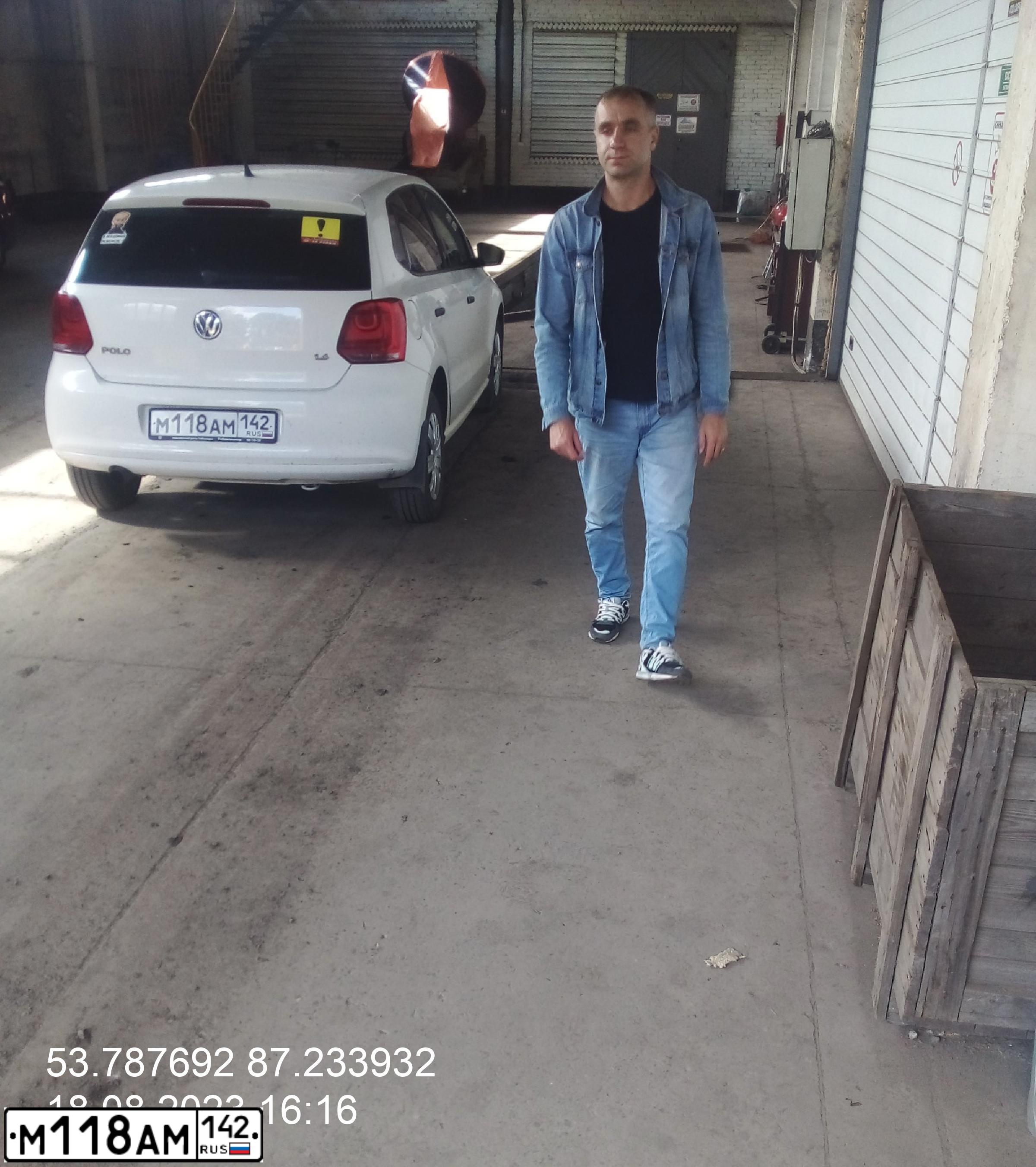 Фото автомобиля VOLKSWAGEN POLO, 2011 — госномер М118АМ142. Цвет: Белый