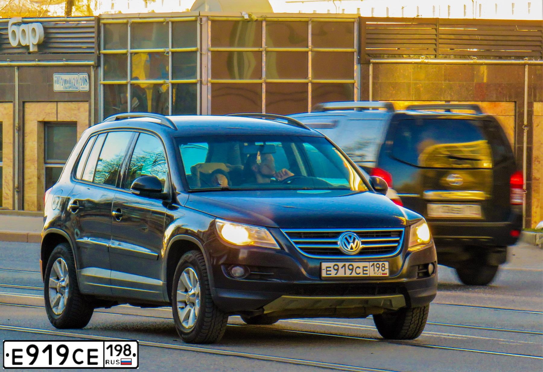 Фото автомобиля VOLKSWAGEN TIGUAN, 2010 — госномер В465МЕ761. Цвет: ЧЕРНЫЙ